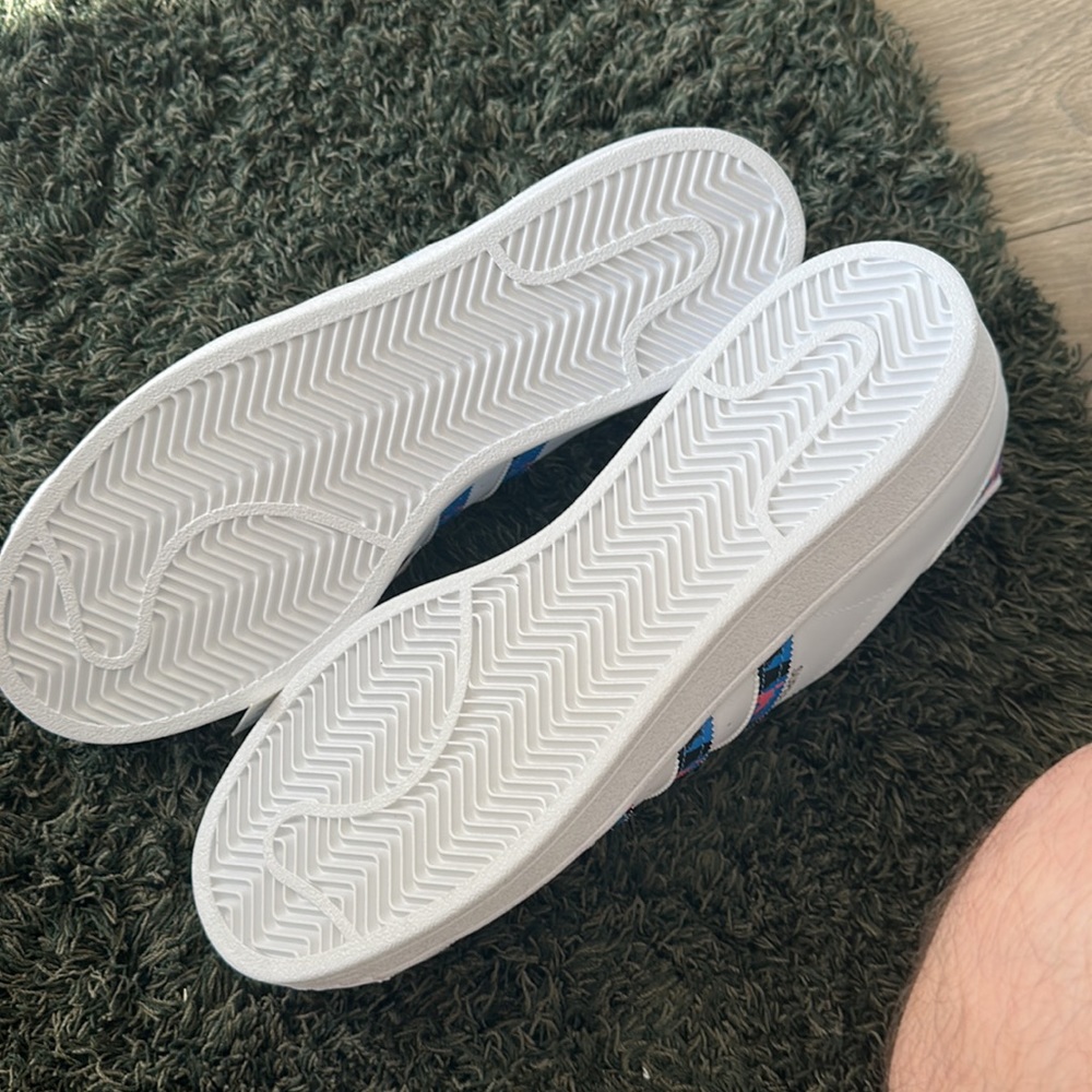 Adidas Superstar size 10 - Picture 5 of 5